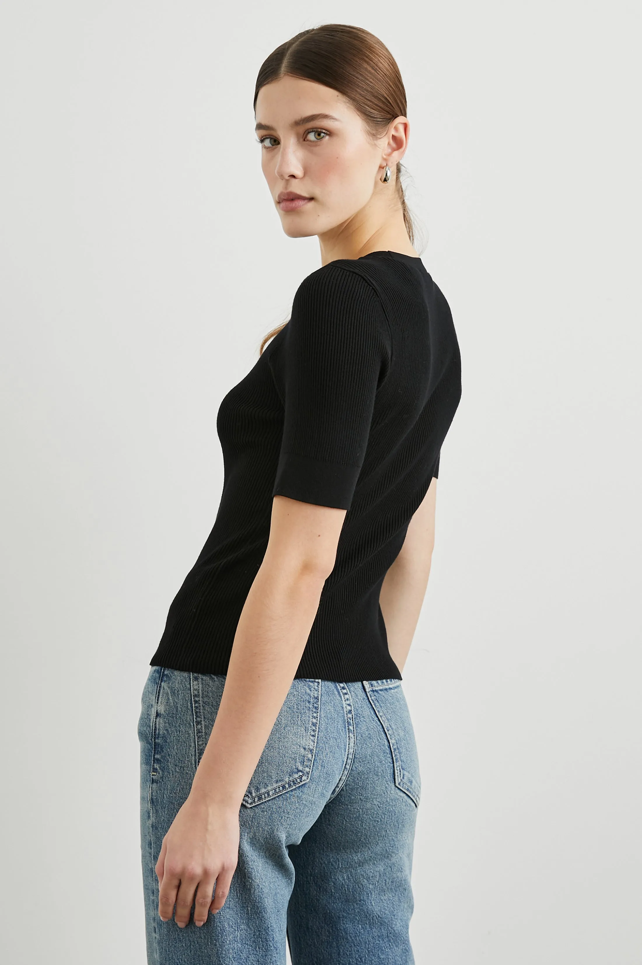 ARI TOP - BLACK